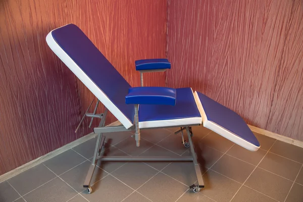 Chaise médicale bleue pour la cosmétologie — Photo