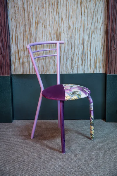 Mor çiçek sandalye — Stok fotoğraf