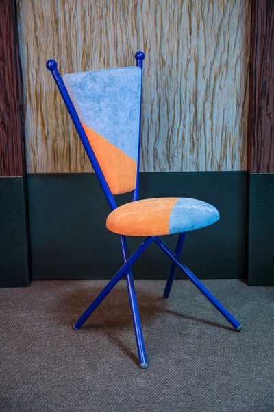 Modré a oranžové židle — Stock fotografie