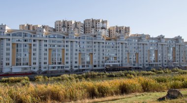 Kentsel bir blok daireler bir göl arkasında yaşayan
