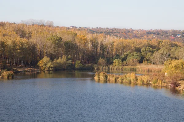 Beau lac en automne — Photo