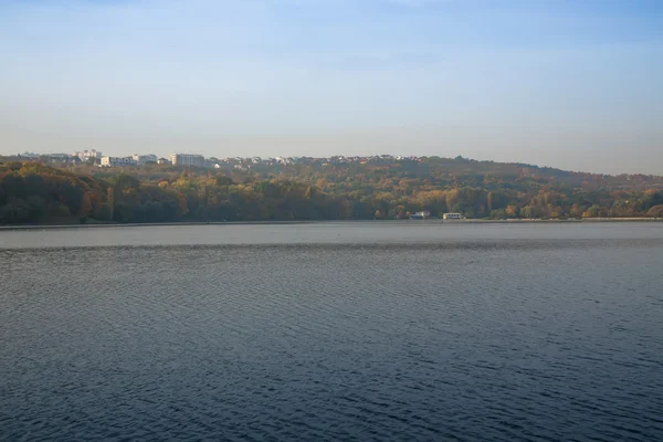 Hermoso lago ancho en otoño — Foto de Stock