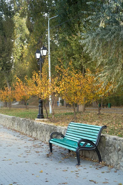 Green bench in a park — Stock Photo, Image
