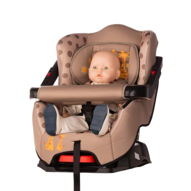 Yükseltici koltuğa tutturulmuş oyuncak bebek