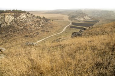Kayalık tepeler ve yol