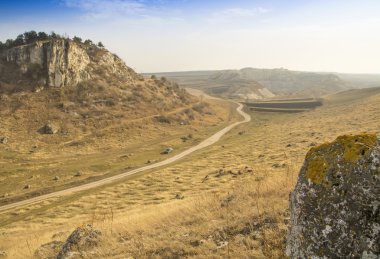 Kayalık tepeler ve yol