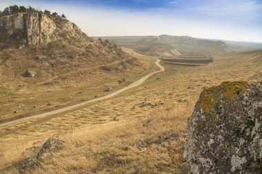 Kayalık tepeler ve yol