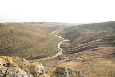 Küçük nehir ve tepeler Prairie