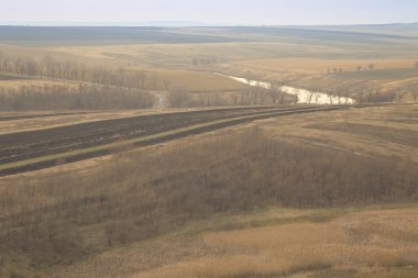 Nehir ülke tepeler arasında