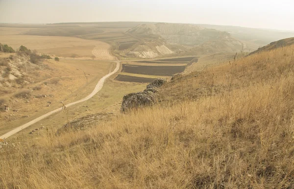 Kayalık tepeler ve yol