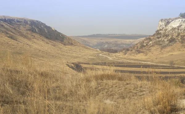 Kayalık tepeler ve yol — Stok fotoğraf