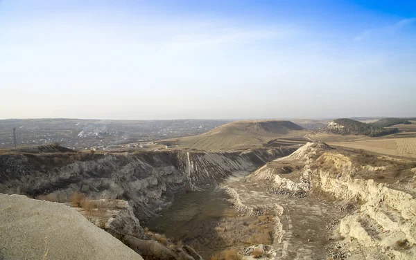 Vista sobre colinas desde el acantilado de piedra caliza — Foto de Stock