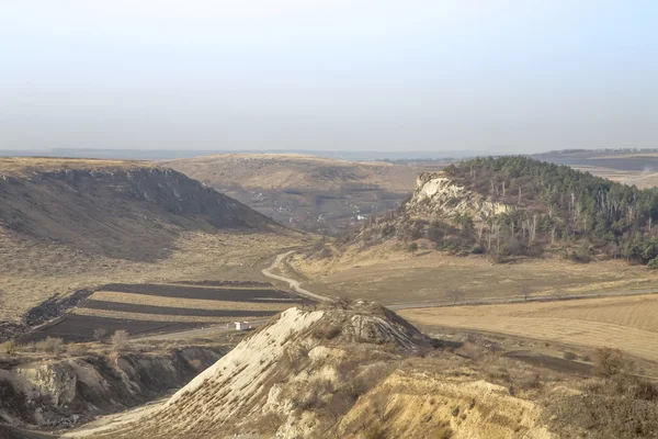 Kayalık tepeler ve yol — Stok fotoğraf