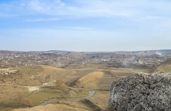 Petite rivière et collines dans la prairie — Photo