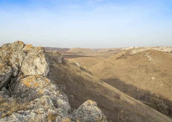 Mała rzeczka i wzgórza w prairie — Zdjęcie stockowe