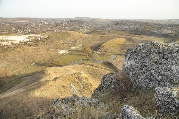 Rotsen en heuvels in prairie — Stockfoto