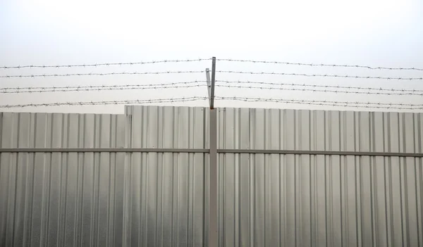 Valla de construcción con alambre de púas —  Fotos de Stock