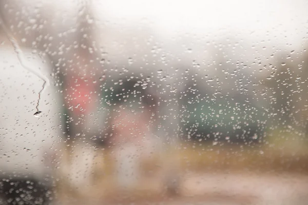 Ön cam üzerinde yağmur damlaları closeup — Stok fotoğraf
