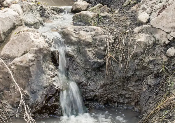 Primer plano de la cascada contaminada . — Foto de Stock