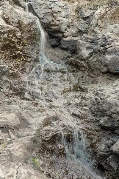 Fechar a cascata poluída . — Fotografia de Stock