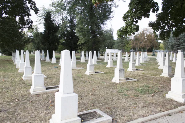 Soldatenfriedhof weiße Steine. — Stockfoto