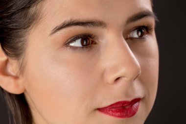 Güzel esmer kadın.