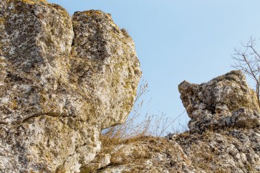 Mavi gökyüzü gri kayaya