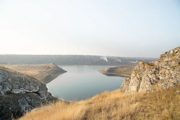 Krásná krajina skal a řeka — Stock fotografie