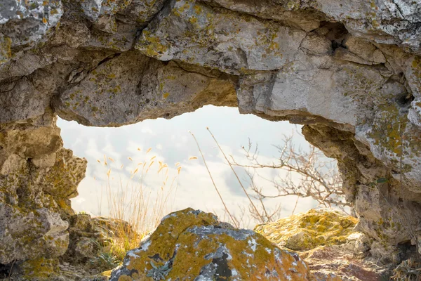 Gri kireçtaşı rock penceresinde