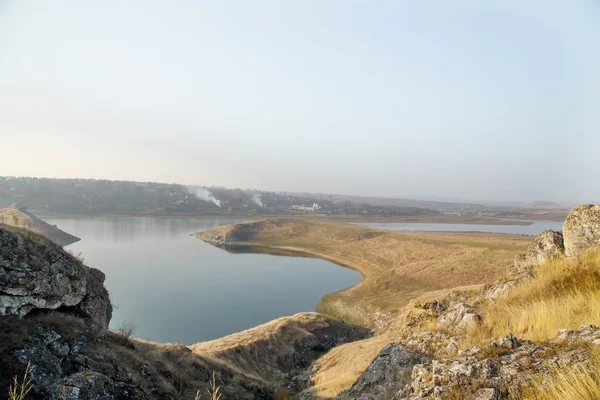 Kayalar ve nehir güzel manzara — Stok fotoğraf