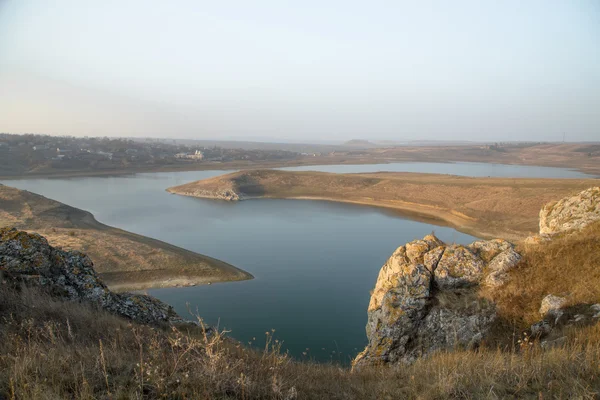 Güzel nehir bankalar çimenli taşlarla — Stok fotoğraf