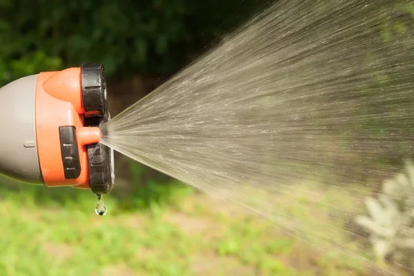 Sprinkler sproeien van water — Stockfoto