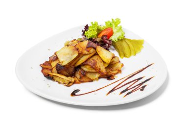 Lezzetli kızarmış patates plaka üzerinde