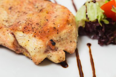 Sebzeli ızgara tavuk filetosu.