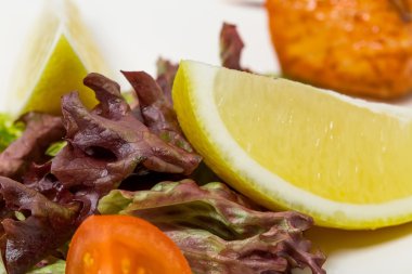 ızgara somon ve sebzeler