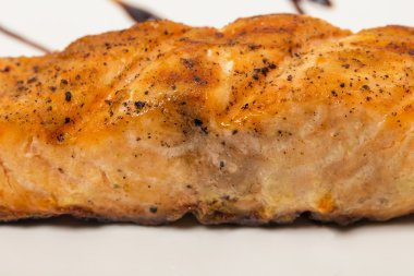 ızgara somon ve sebzeler