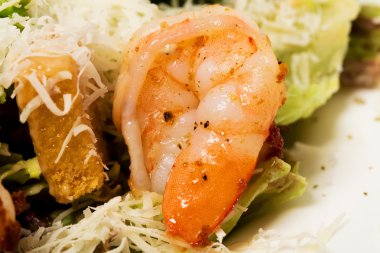 Sıcak ızgara karides salatası