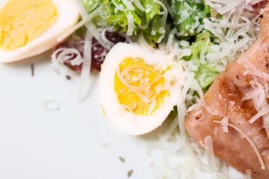 Sıcak salata ızgara somon ile