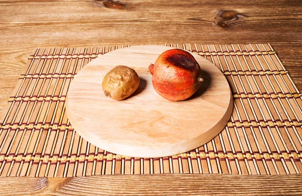 Dålig granatäpple och kiwifrukt — Stockfoto