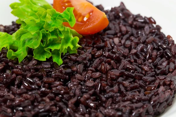 Risotto de arroz negro con tomate y lechuga —  Fotos de Stock