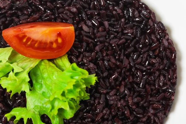 Risotto de arroz negro con tomate y lechuga —  Fotos de Stock