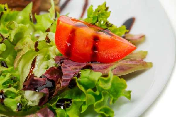 Zbliżenie pomidorów i sałaty — Zdjęcie stockowe