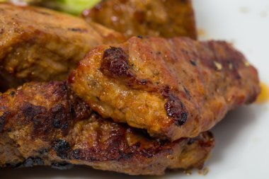 kuzu şiş kebap domates ile