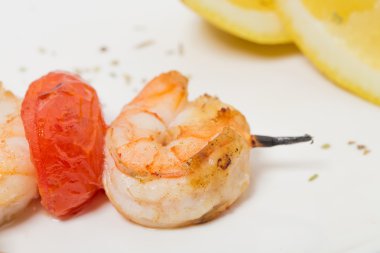 Şişte ızgara karides.