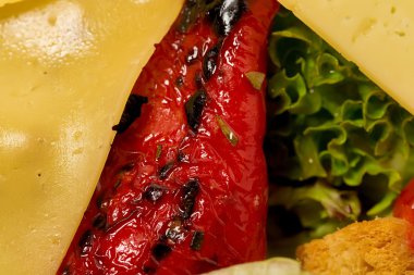 sebzeli ve peynirli salata.