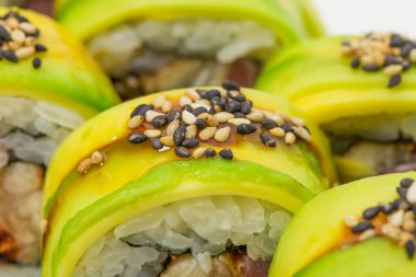 Yeşil Ejderha Japon suşi rulo.