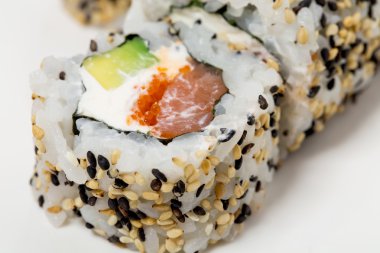 Amerikan suşi alaska rulo.