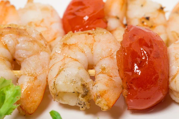 Crevettes grillées sur brochettes — Photo