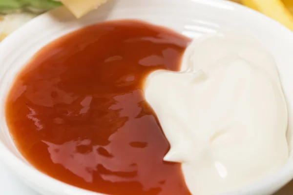 Tomatenketchup und Mayonnaise. — Stockfoto