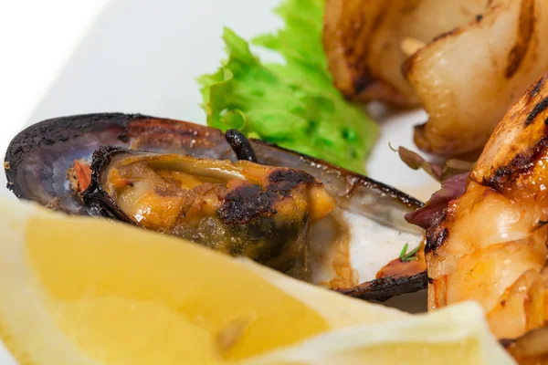 Bandeja de mariscos a la parrilla con salsa picante . — Foto de Stock